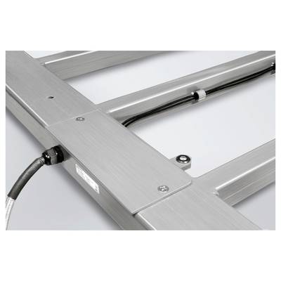 Gros plan d'un cadre métallique avec des connexions de câbles. La surface est argentée et lisse. Composant technique d'un appareil.