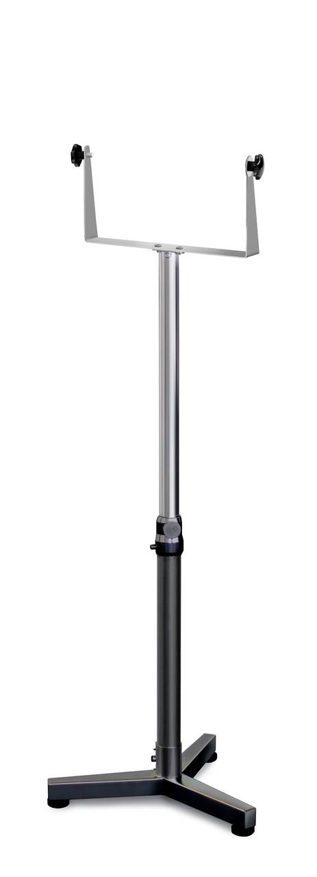Pied support métallique réglable en hauteur avec quatre roulettes. Adapté comme base stable pour des équipements techniques.