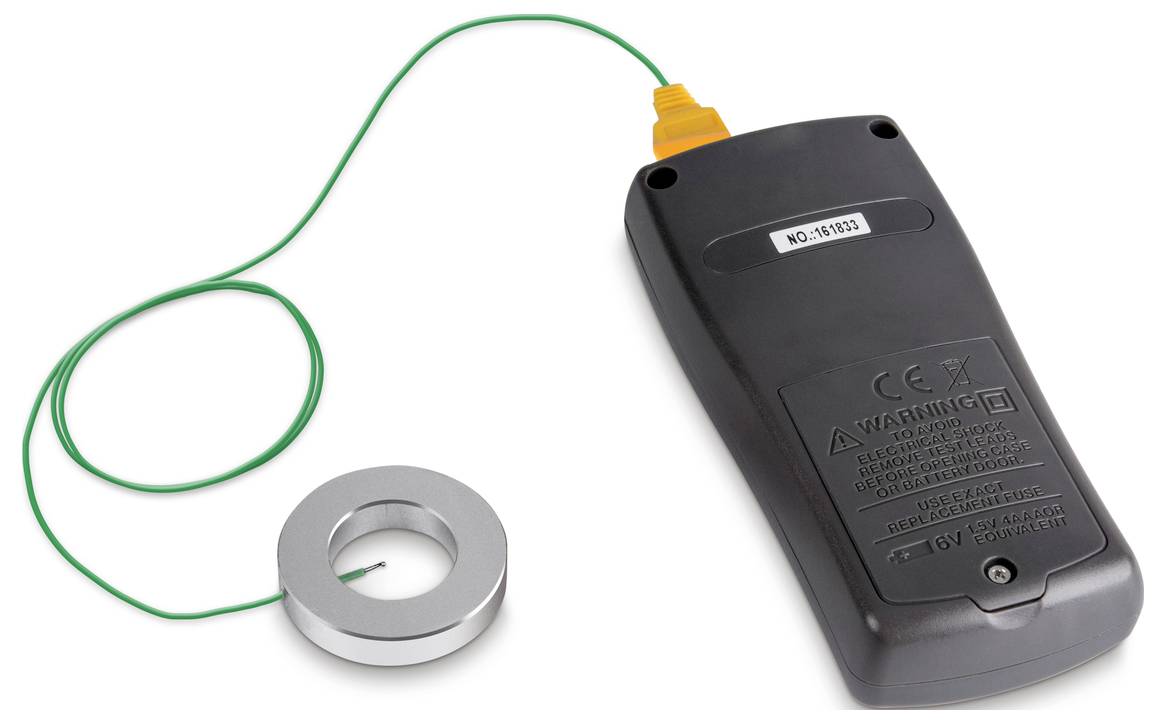 Appareil portatif étiqueté 'W16SG', relié par une boucle de câble verte. Probablement un instrument de mesure électronique.