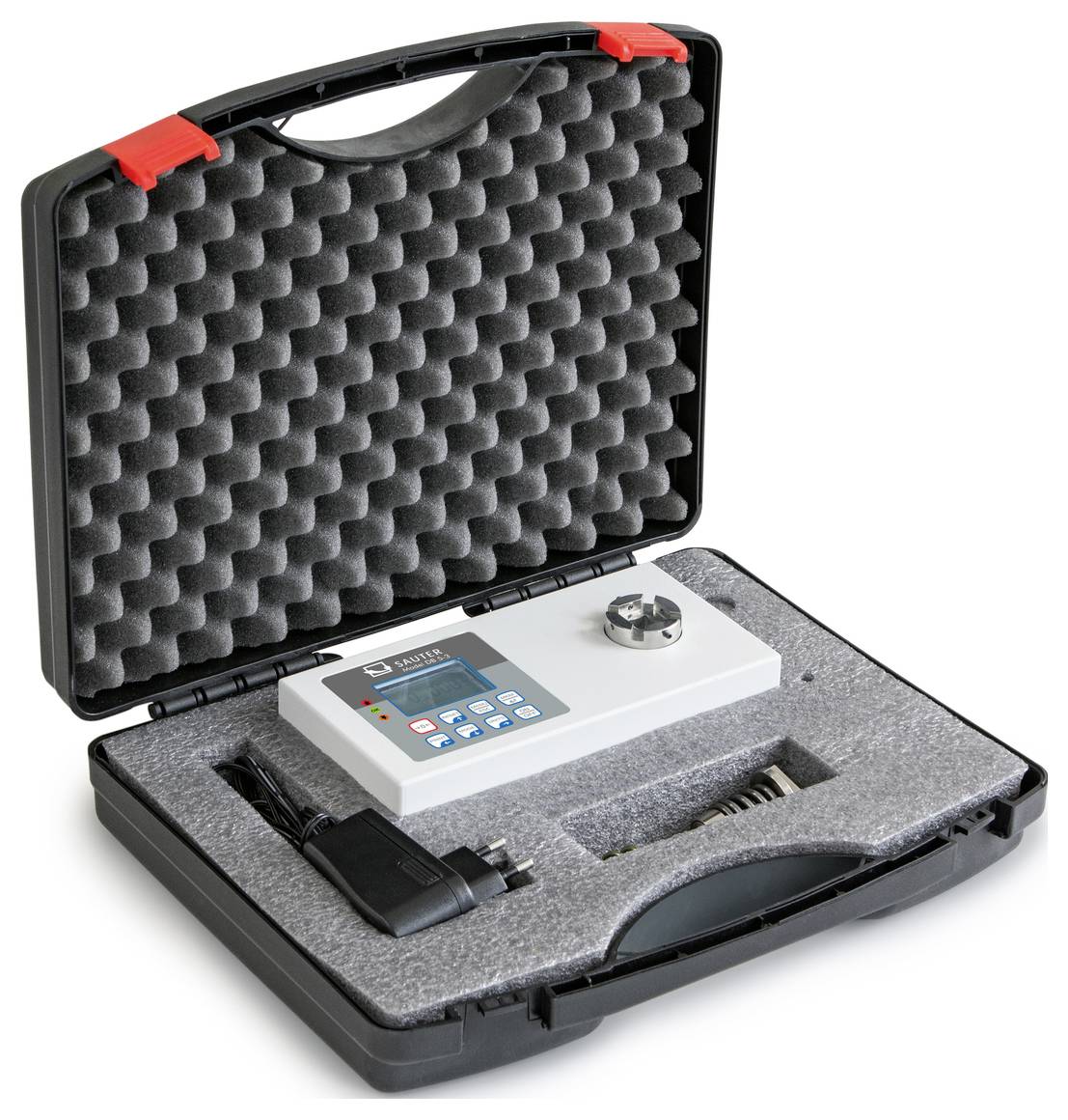 Une valise noire ouverte avec doublure en mousse contient un appareil de mesure numérique, un chargeur et plusieurs accessoires.