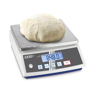 Une balance numérique affiche 848,0 g. Un morceau de pâte repose sur la balance. L'affichage présente des chiffres bleus bien lisibles.