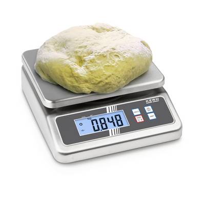 Morceau de pâte sur une balance de cuisine numérique, l'affichage indique '0,848 kg'.