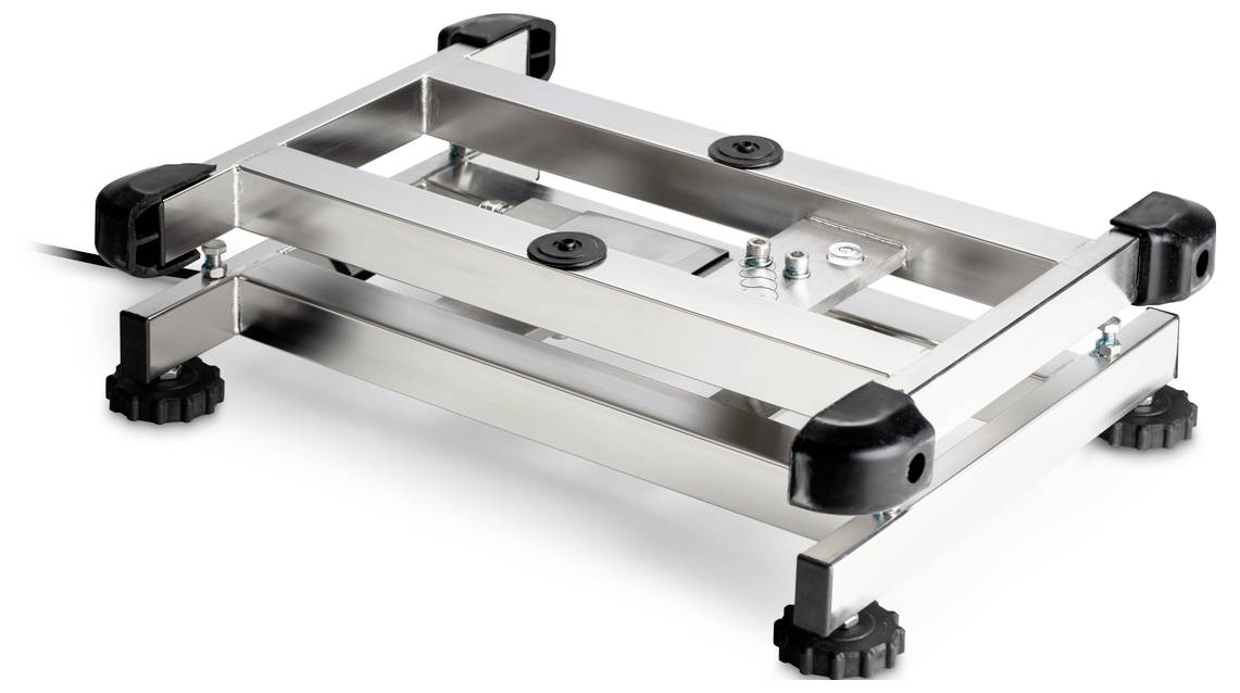 Support de métal argenté réglable avec des pieds en caoutchouc noir, adapté pour stabiliser ou surélever des appareils ou d'autres objets.