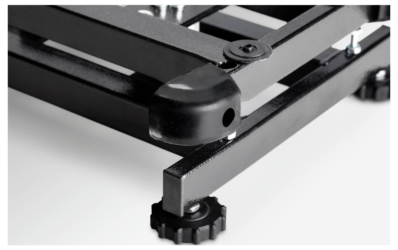 Gros plan sur une jambe de cadre en métal noir avec bouton de réglage sur une surface claire.