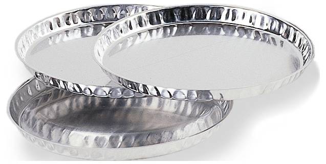 Trois plaques de cuisson lisses en argent superposées, adaptées à la préparation de pizzas.