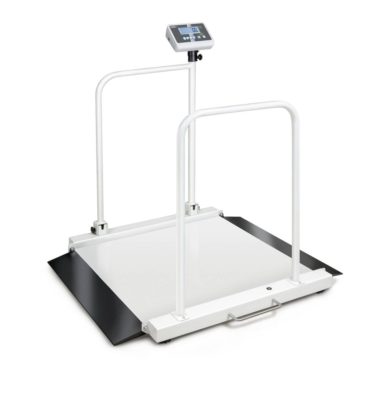 Une balance de plateforme numérique blanche avec des garde-corps et un affichage du poids. Adaptée aux personnes à mobilité réduite.