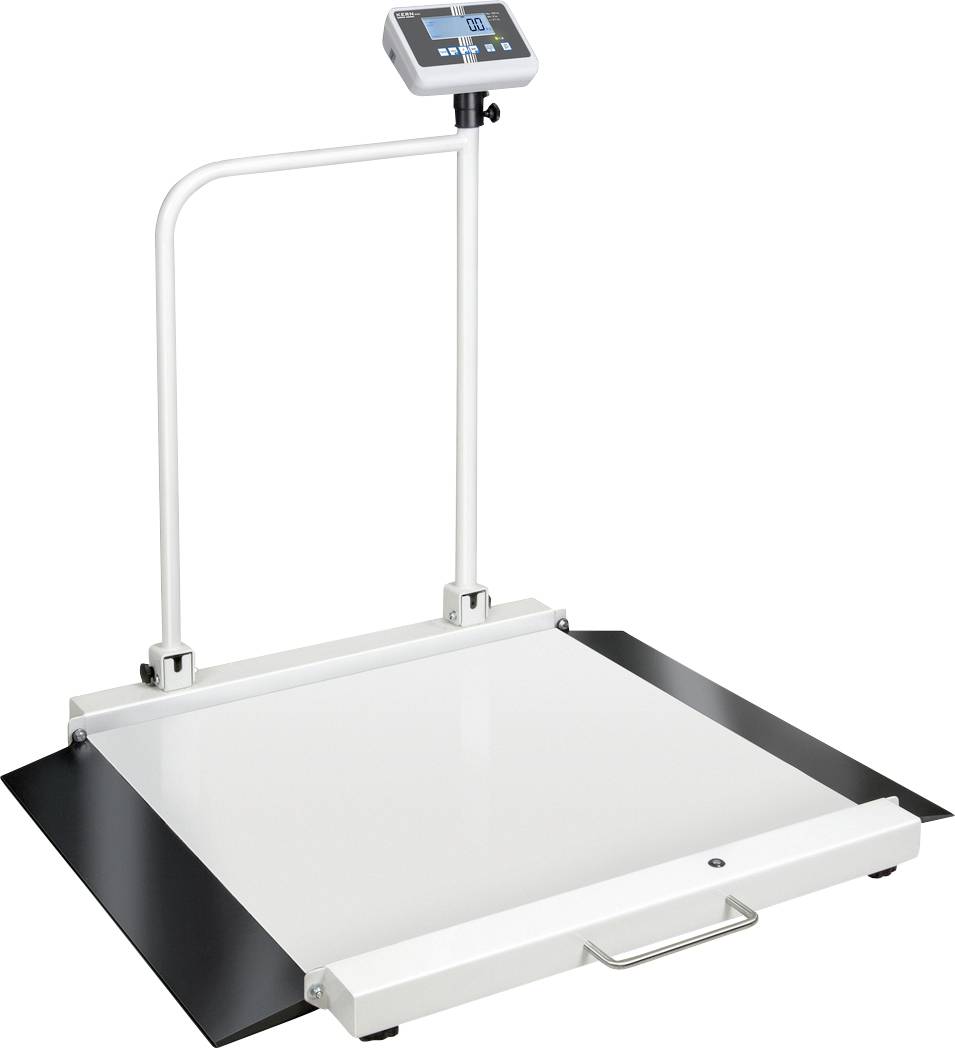 Une balance de plateforme blanche avec une barrière, affichant le poids sur l'écran situé en haut. Adaptée aux utilisateurs de fauteuil roulant ou aux personnes ayant des difficultés à se déplacer.