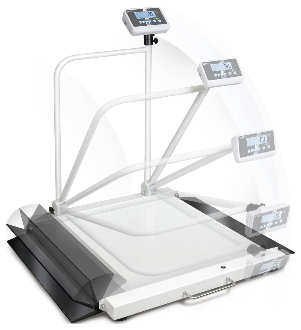 'Balance pour fauteuil roulant avec bras d'affichage rabattable, affichant le poids sur un écran numérique, plateforme à accès plat et bords antidérapants.'