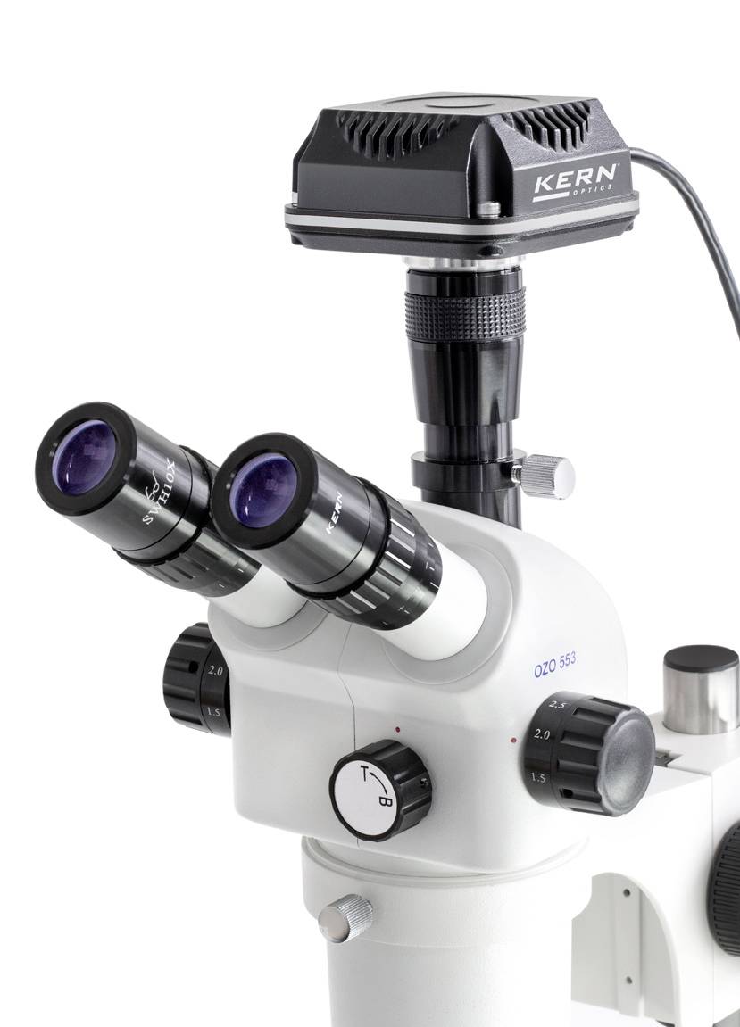 Microscope de laboratoire binoculaire avec adaptateur caméra numérique pour l'analyse d'échantillons.