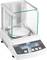 Balance numérique de précision avec boîtier transparent, affichage indiquant '0,000'. Convient aux mesures de poids précises en laboratoire.