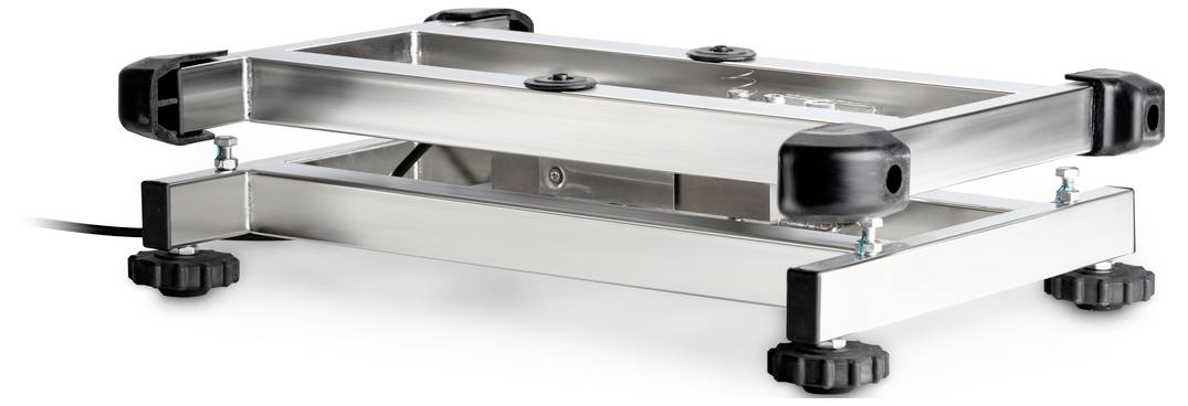 Une table de laboratoire réglable en argent avec une poignée noire à chaque coin et quatre pieds ronds.