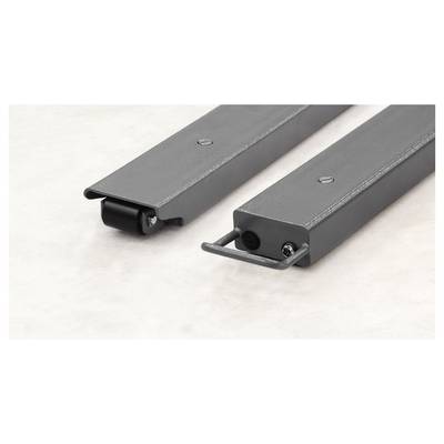 Deux supports métalliques gris, l'un avec un rouleau et l'autre avec une poignée, posés sur une surface claire.
