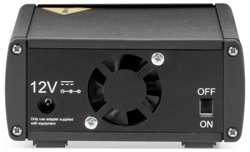 Appareil électronique avec ventilateur, connexion 12V et interrupteur marche/arrêt. Vis aux coins pour la fixation.