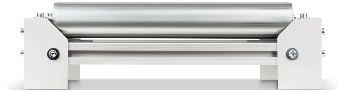 Un rouleau industriel, aligné horizontalement. Il est fabriqué en métal et fait partie intégrante d'une machine.