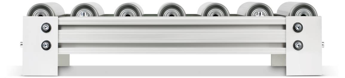 Un convoyeur à rouleaux métallique gris argent à six rouleaux, adapté au transport de marchandises dans un environnement industriel.