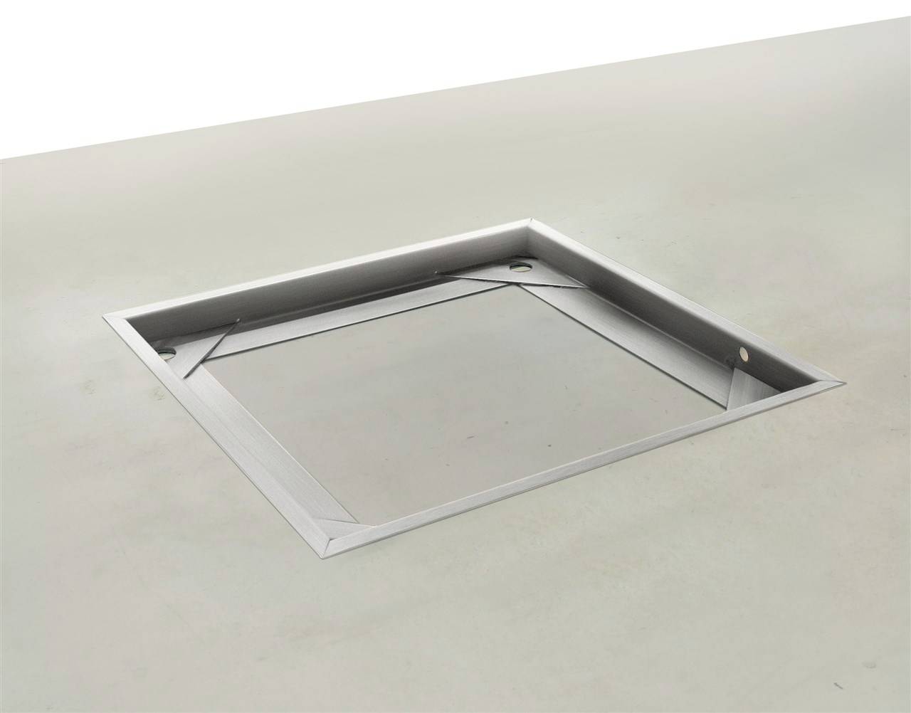 Support de table mobile carré argenté, monté sur une surface lisse de couleur gris clair.