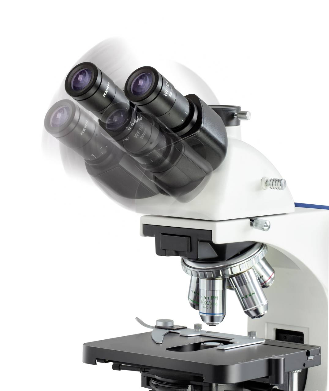 Un microscope blanc avec une partie oculaire pivotante. En bas se trouvent des objectifs ajustables et une platine pour les échantillons.