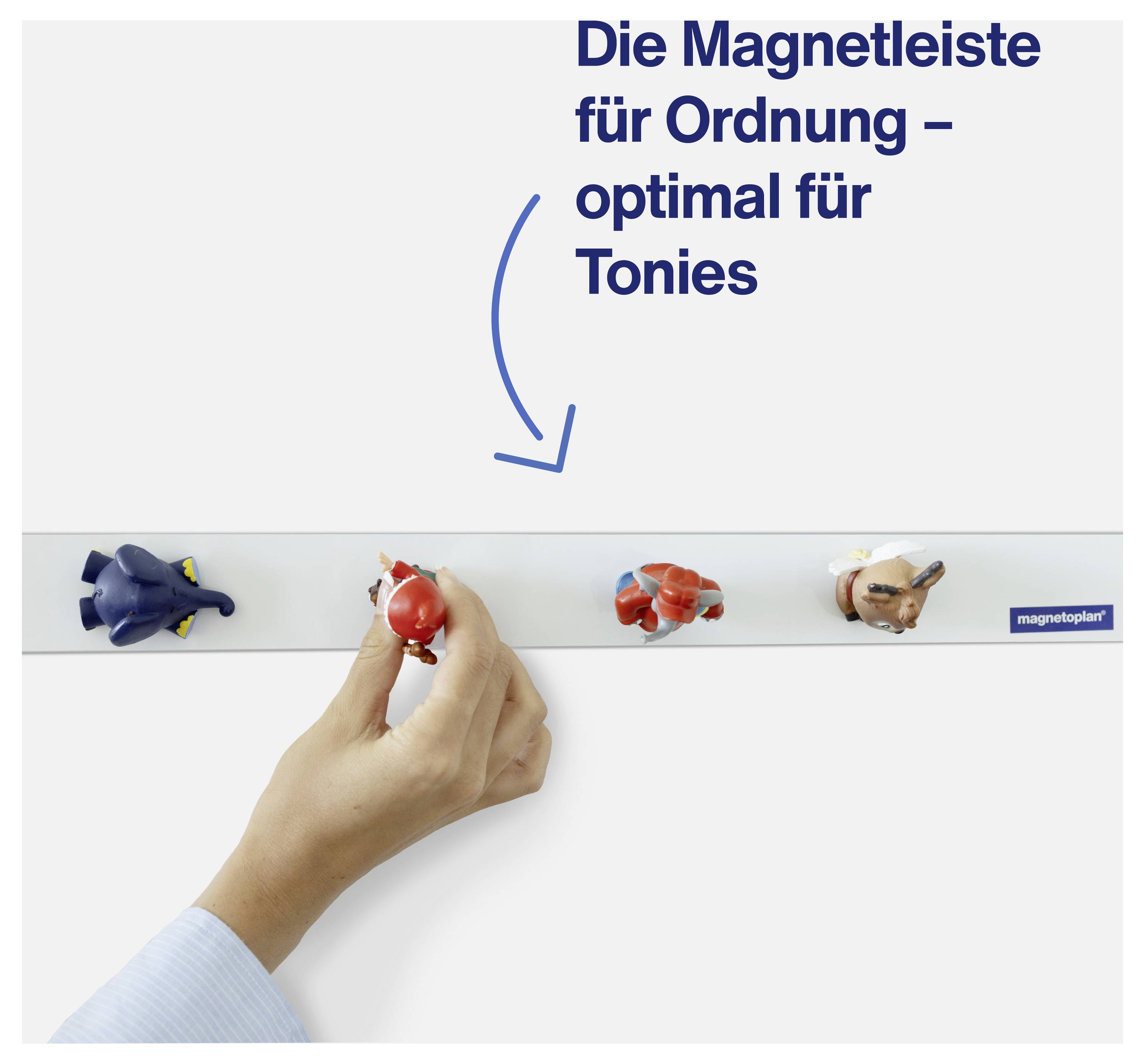 Une main place une figurine sur une barre magnétique blanche. En haut se trouve le texte : « La barre magnétique pour l'ordre - optimale pour les Tonies ».
