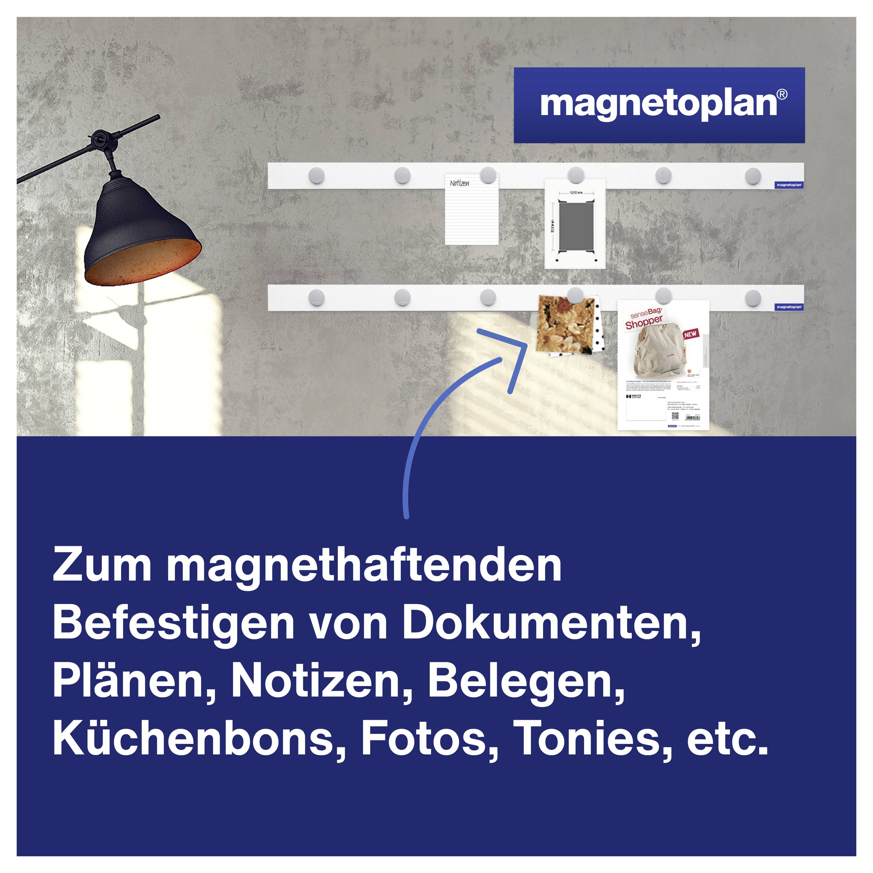 Mur magnétique avec documents : Idéal pour fixer des plans, des notes, des photos et plus encore. Nom de marque 'magnetoplan' en haut à droite. Détail de la lampe à gauche.