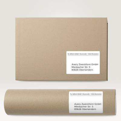 Grande enveloppe brune et tube en carton, tous deux portant des étiquettes d'adresse : « Avery Zweckform GmbH, Miesbacher Str. 5, 83626 Oberlaindern ».