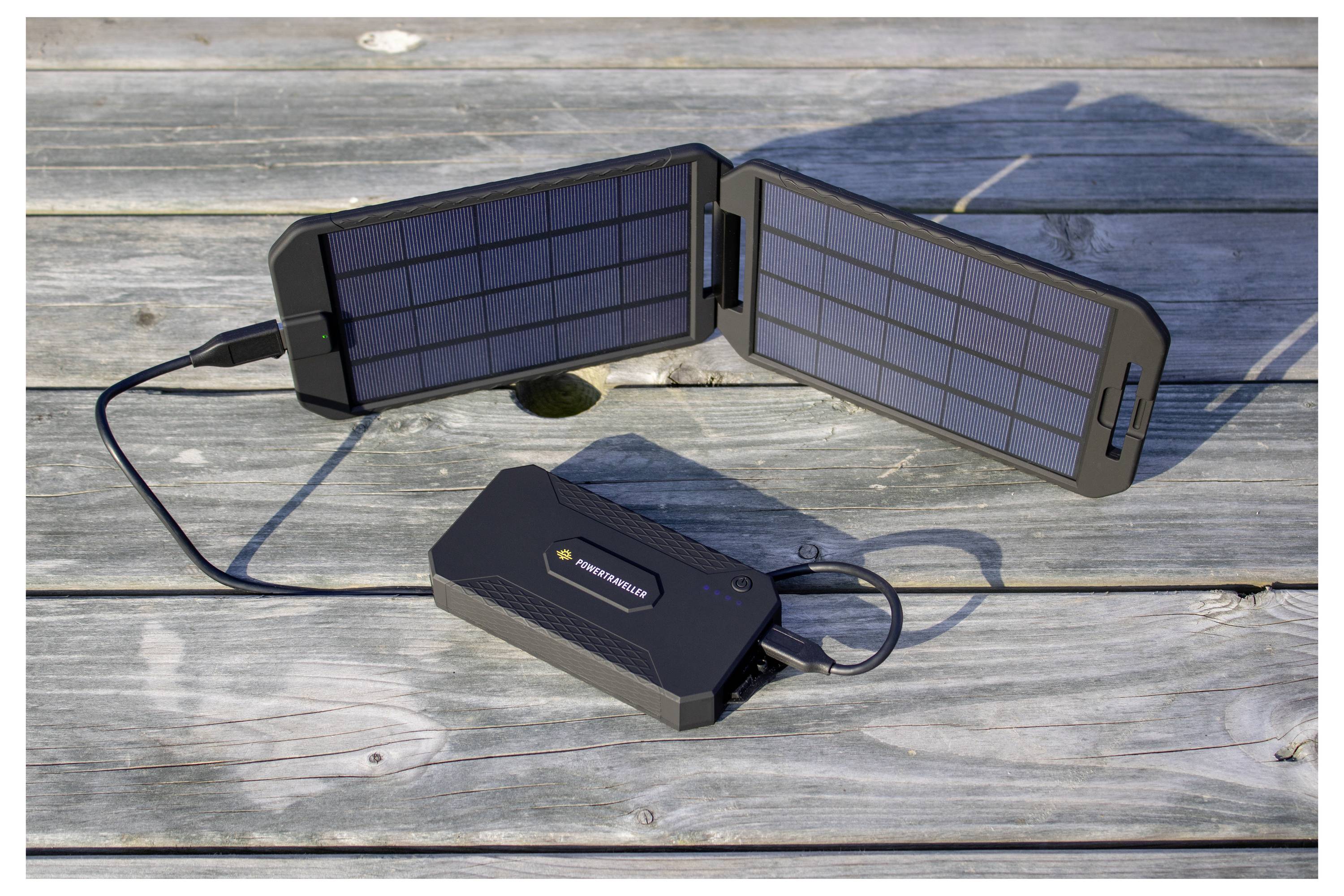Batterie externe portable noire de la marque 'Powertraveller', dotée d'indicateurs LED et d'un design texturé pour une manipulation facilitée.