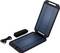 Un chargeur solaire pliable avec des panneaux solaires bleus, accompagné d'un câble USB et d'une petite sangle noire, posé sur une surface blanche.