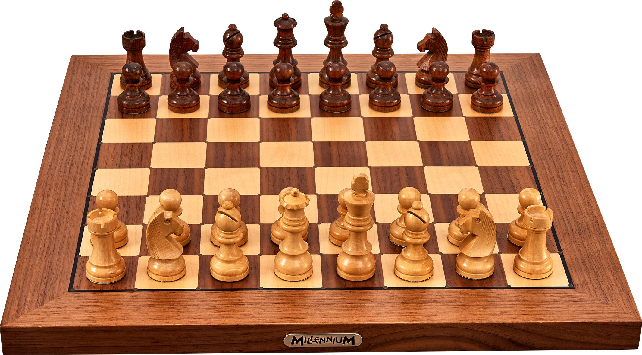 Échiquier avec un jeu d'échecs complet, prêt à être joué. Pièces en bois, les côtés sombres et clairs face à face.