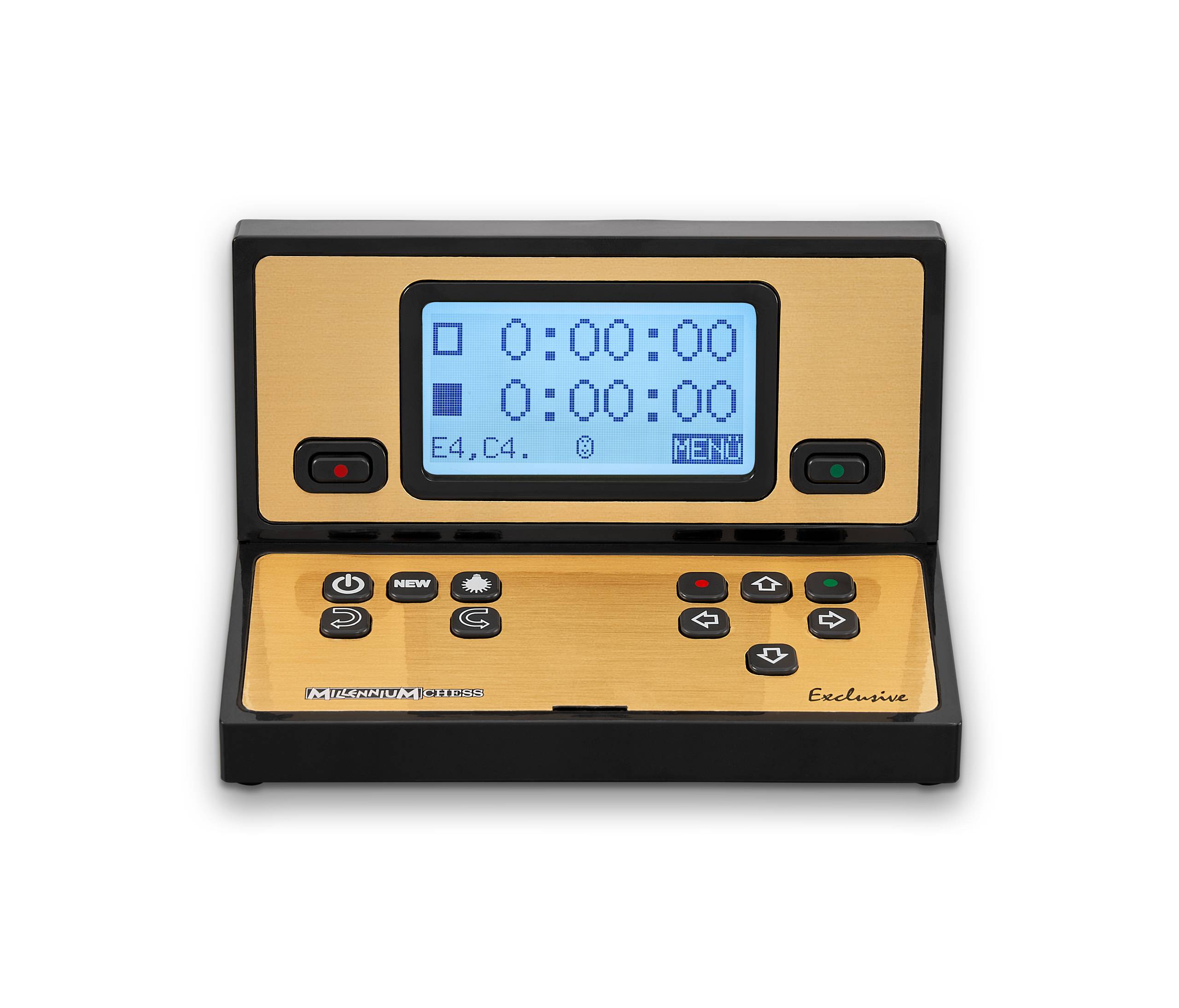 Un chronomètre d'échecs numérique avec aspect bois affiche deux temps sur un écran bleu, ainsi que des touches de contrôle de jeu.