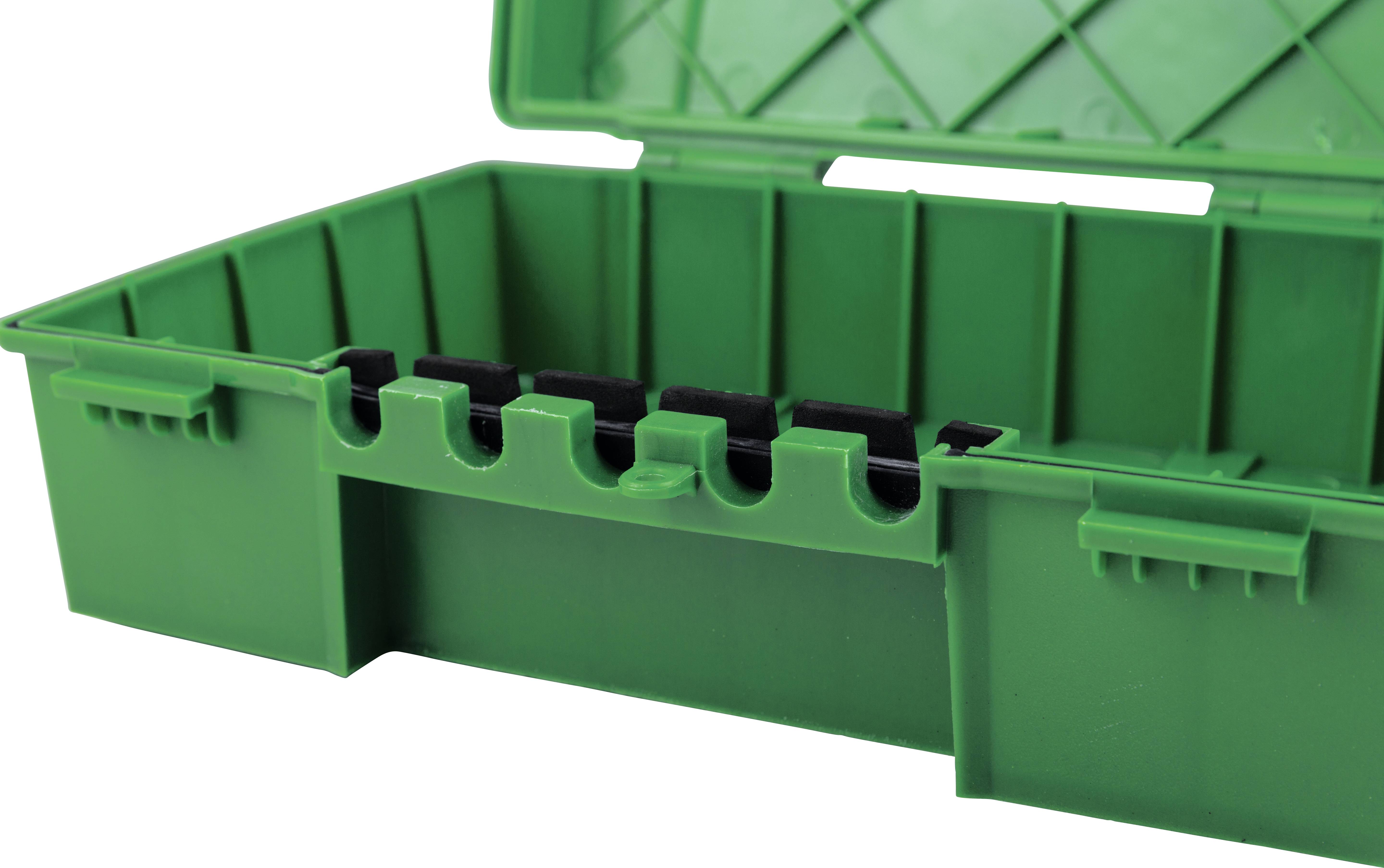 Caisse en plastique vert avec plusieurs compartiments ; utilisée pour le rangement ou l'organisation d'objets.