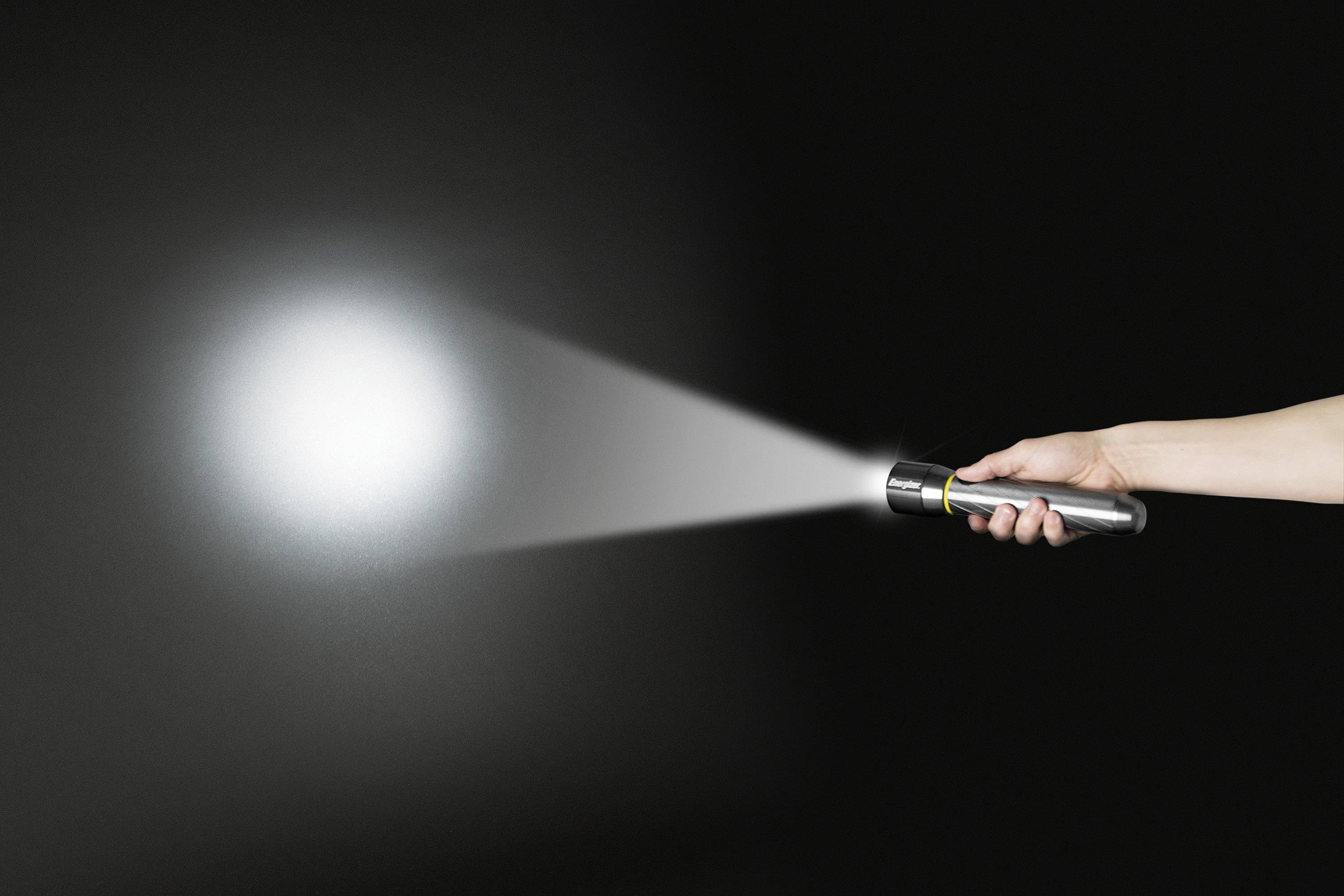 Lampe de poche en aluminium aéronautique résistant, alimentée par Energizer, design robuste.