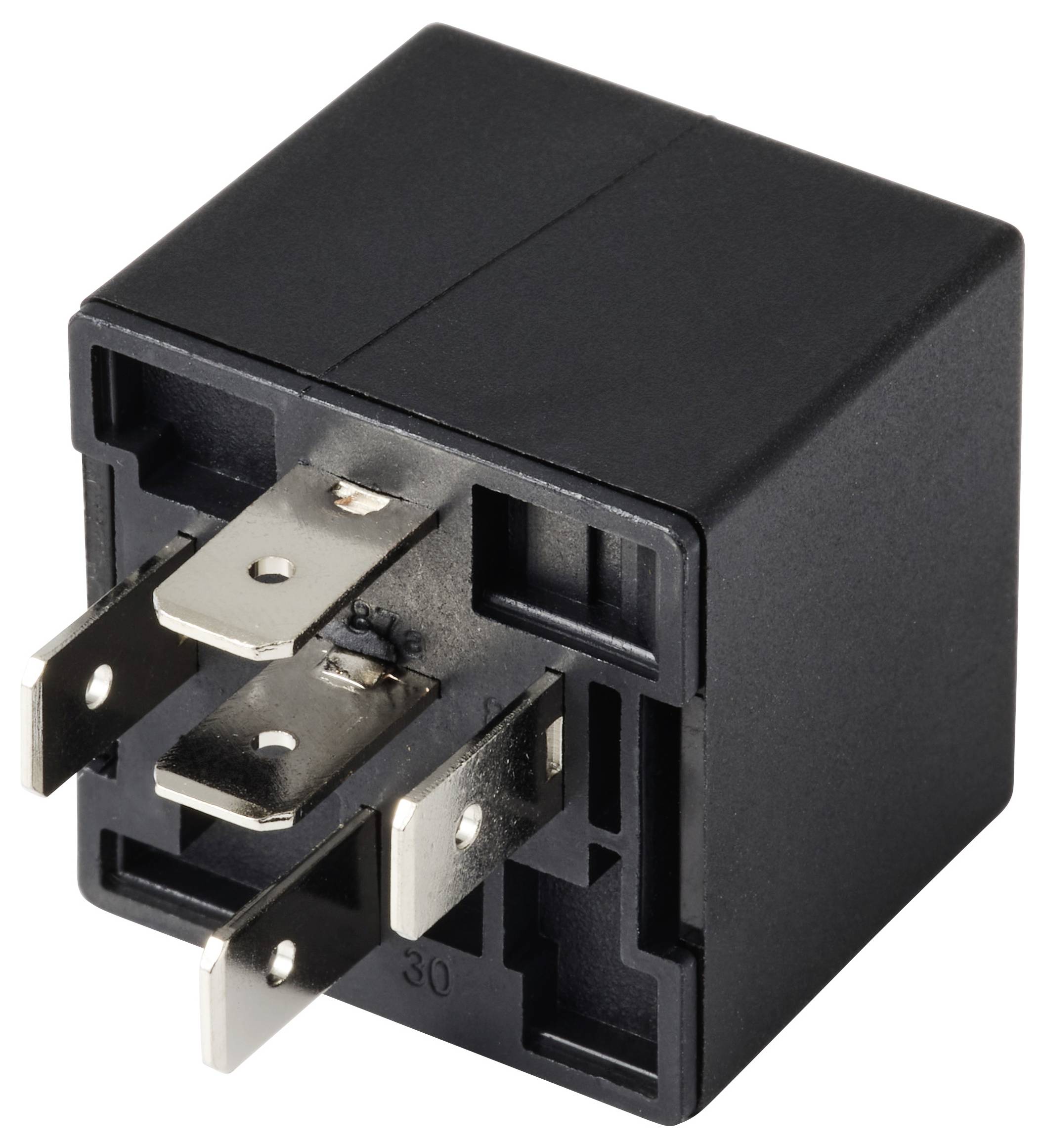 Un relais automobile rectangulaire noir avec plusieurs contacts métalliques, utilisé pour commander des circuits électriques.