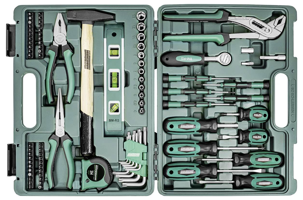 'Coffret à outils vert contenant divers outils : marteau, tournevis, pinces et verre doseur, soigneusement rangés dans des compartiments.'