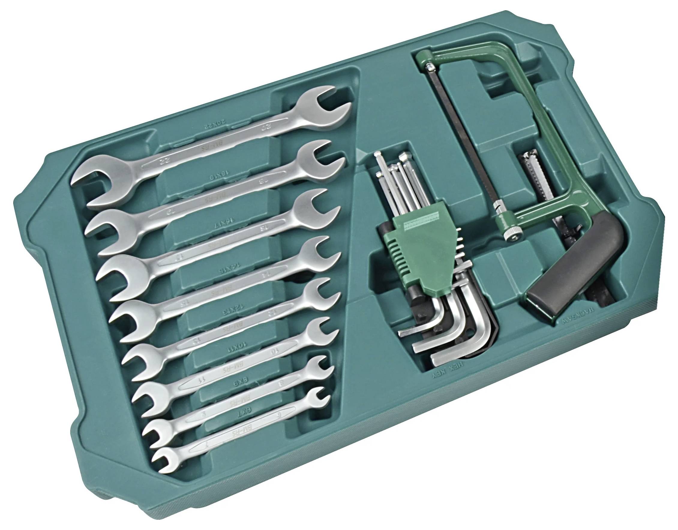 Un ensemble de clés à molette en métal et de clés hexagonales disposés dans un plateau en plastique vert, à côté d'une petite scie à métaux verte avec une poignée noire.