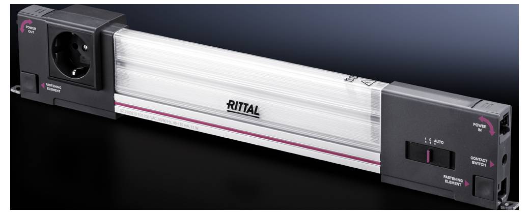 Image d'un bloc multiprise Rittal doté de plusieurs prises électriques et interrupteurs, installé sur une surface noire.