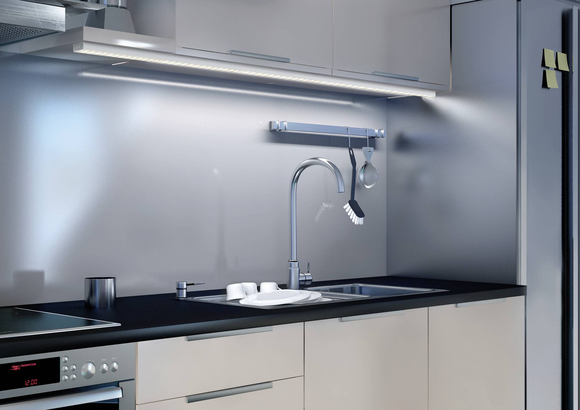 Cuisine moderne avec des armoires blanches brillantes et des accessoires en acier inoxydable. Un comptoir avec un évier en acier inoxydable et un robinet d'évier est visible.