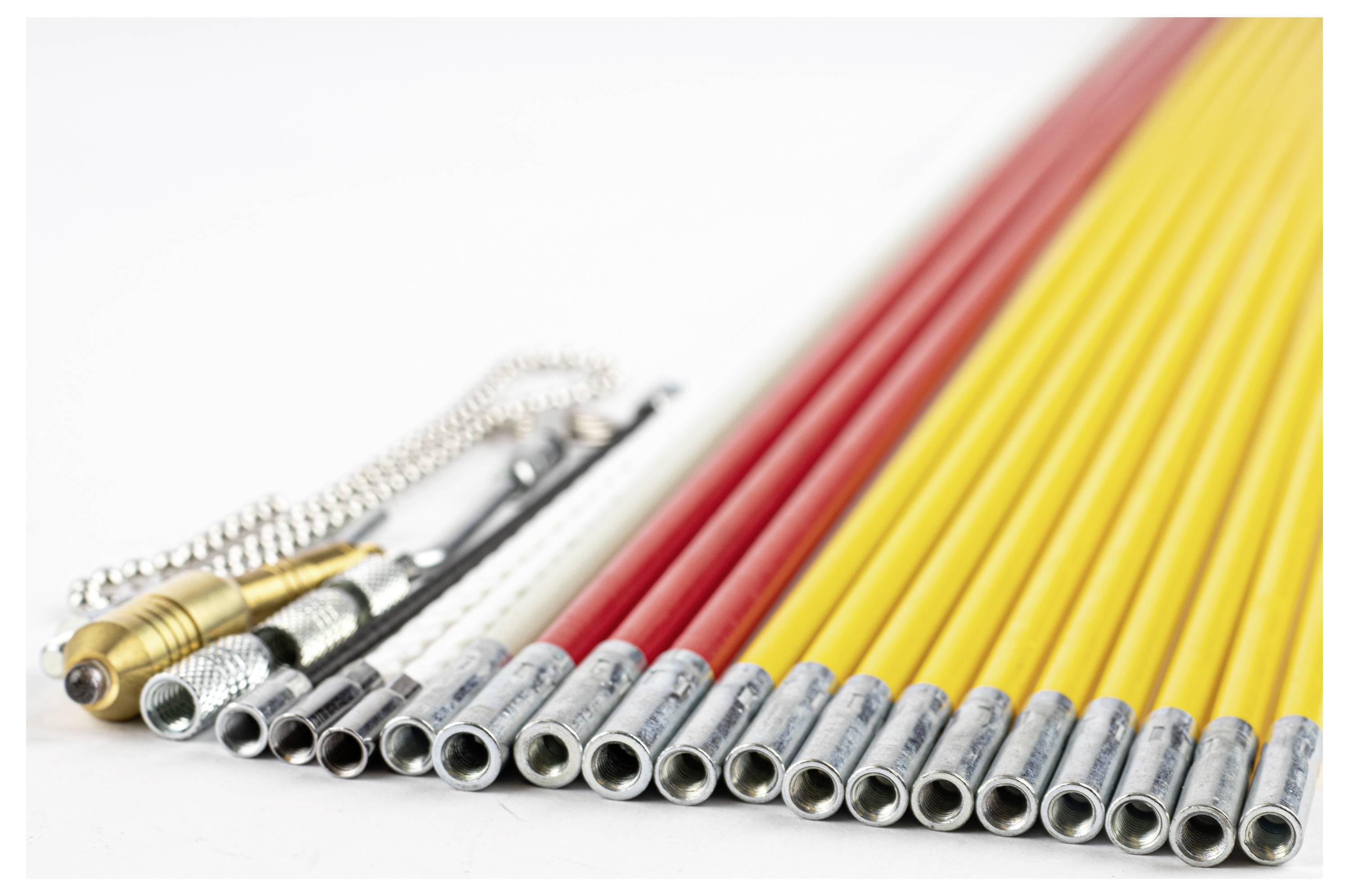 Plusieurs règles de mesure en rouge, jaune et argent sont disposées diagonalement sur un fond blanc. Elles sont reliées par des cylindres métalliques.