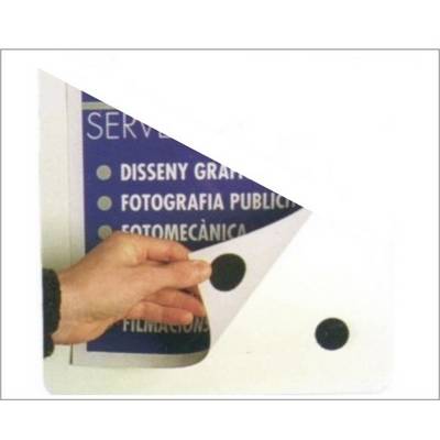 Une main ouvre une page pliante sur un poster proposant des services tels que 'Design graphique' et 'Photographie'.