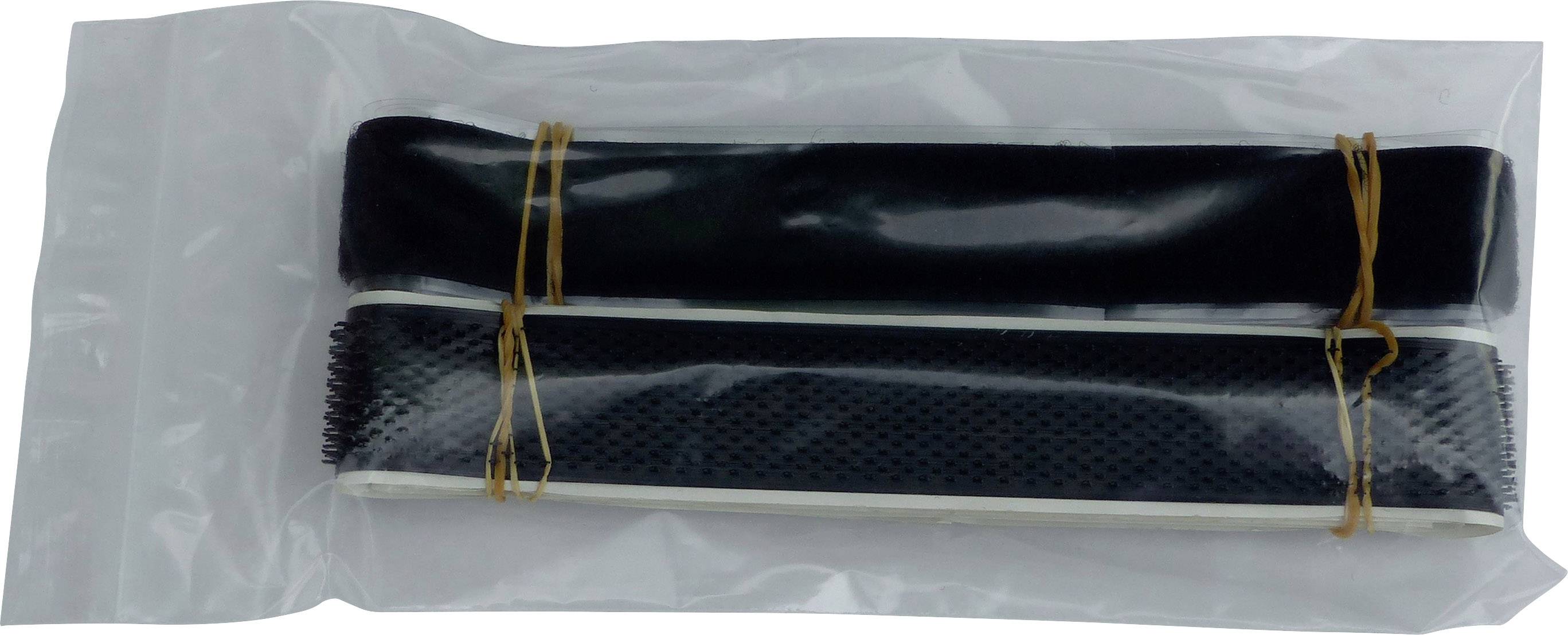 Un tissu noir et des bandes élastiques, noués ensemble et scellés dans un emballage plastique transparent.