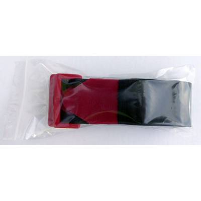Ceinture rouge et noire dans un étui en plastique sur fond blanc.