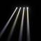 Quatre puissants faisceaux lumineux qui traversent diagonalement une surface sombre depuis le haut. Les rayons sont parallèles et uniformément répartis.