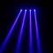 Quatre rayons lumineux bleus sont visibles dans une pièce sombre, illuminant l'espace de haut en bas.
