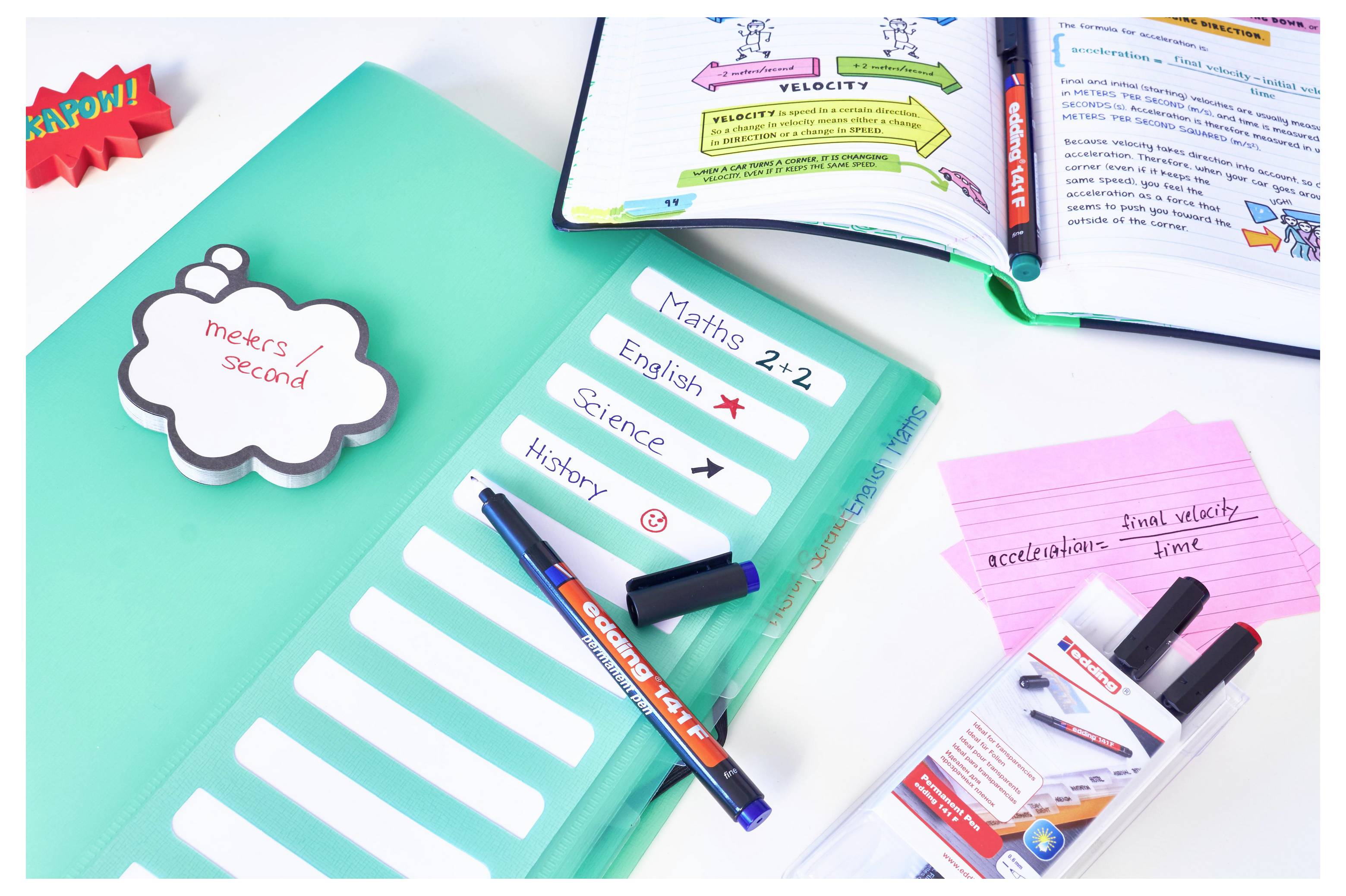 Un espace d'étude mathématique avec un dossier listant les mathématiques, l'anglais, les sciences et l'histoire, un livre ouvert sur la vélocité, des notes autocollantes et des marqueurs sur un bureau.