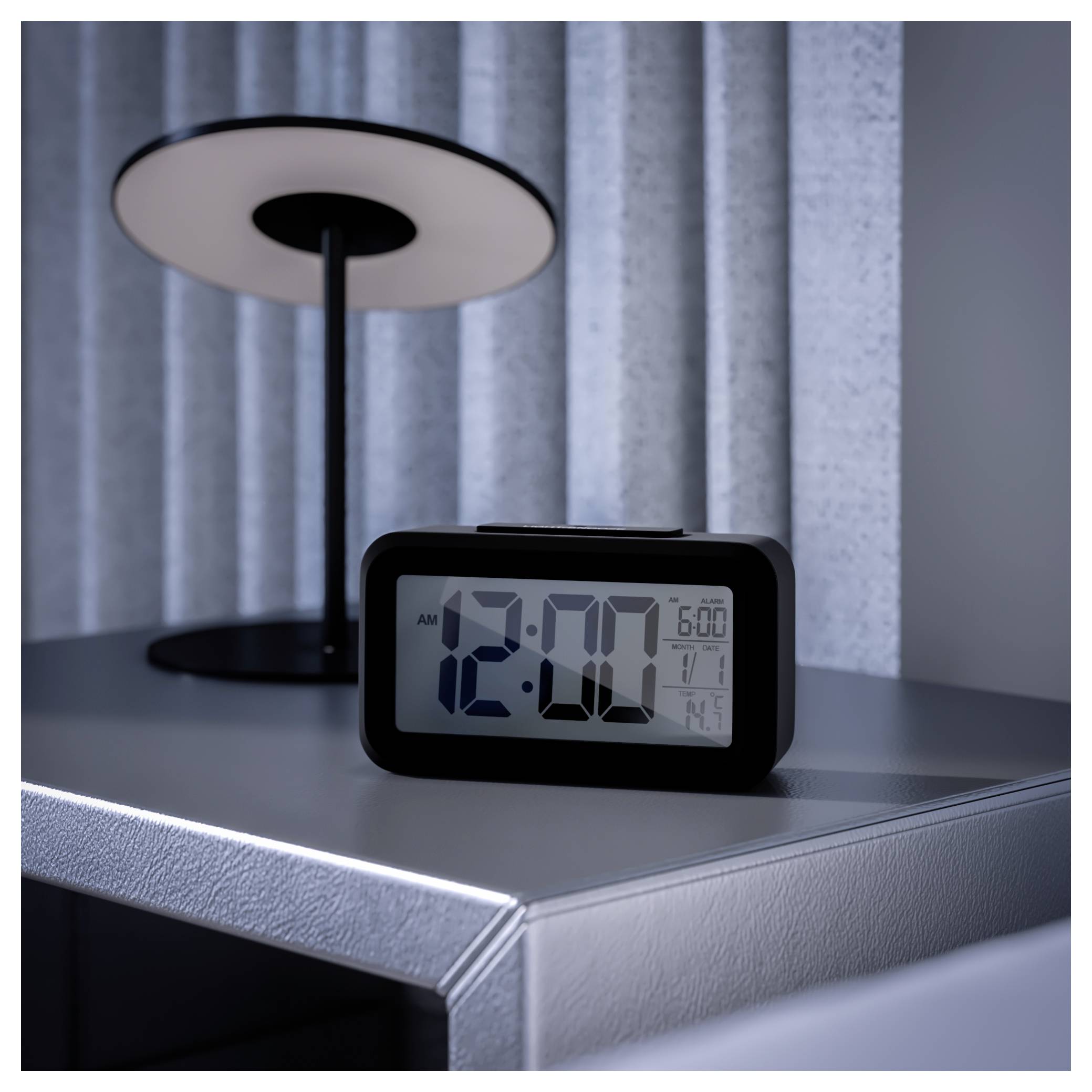 Un réveil numérique sur une table de nuit moderne affiche « 2:00 AM ».