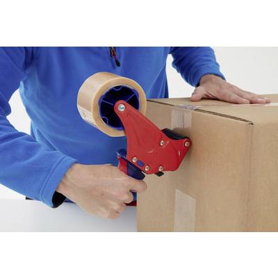 Une personne emballe un carton avec du ruban adhésif et un dévidoir. Des mains portant une veste bleue travaillent avec précision.