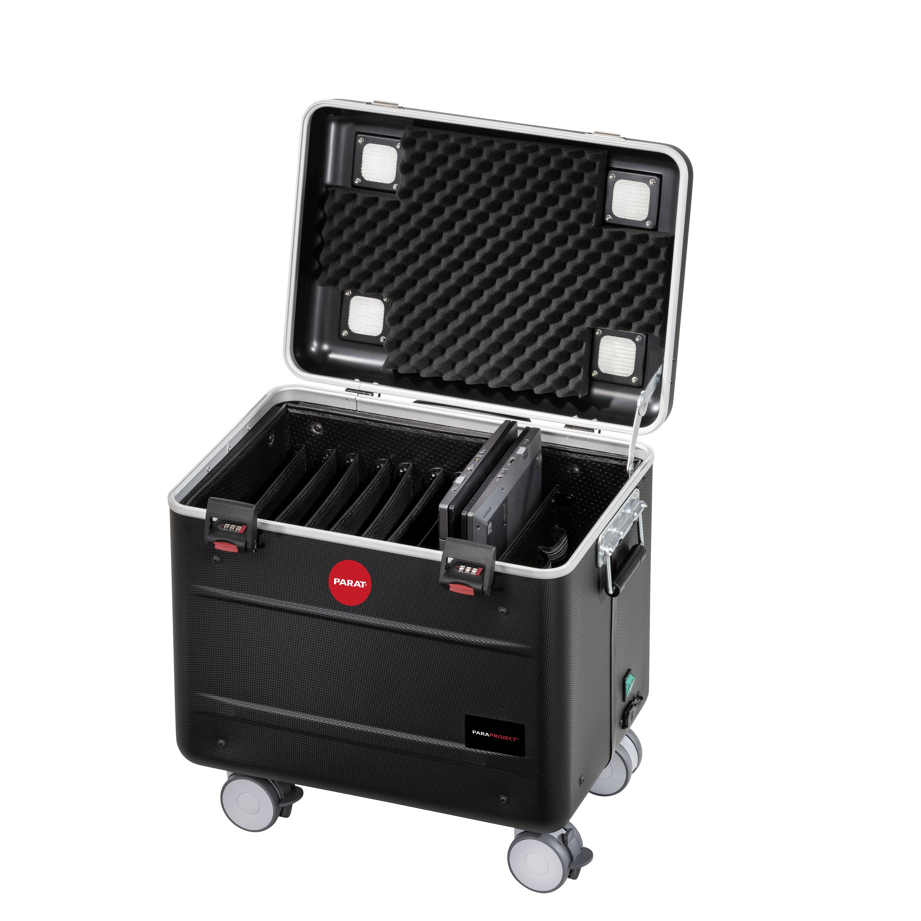 Une valise de transport noire sur roulettes, ouverte, révèle plusieurs stations de charge USB à l'intérieur. Adaptée pour le chargement organisé des appareils.