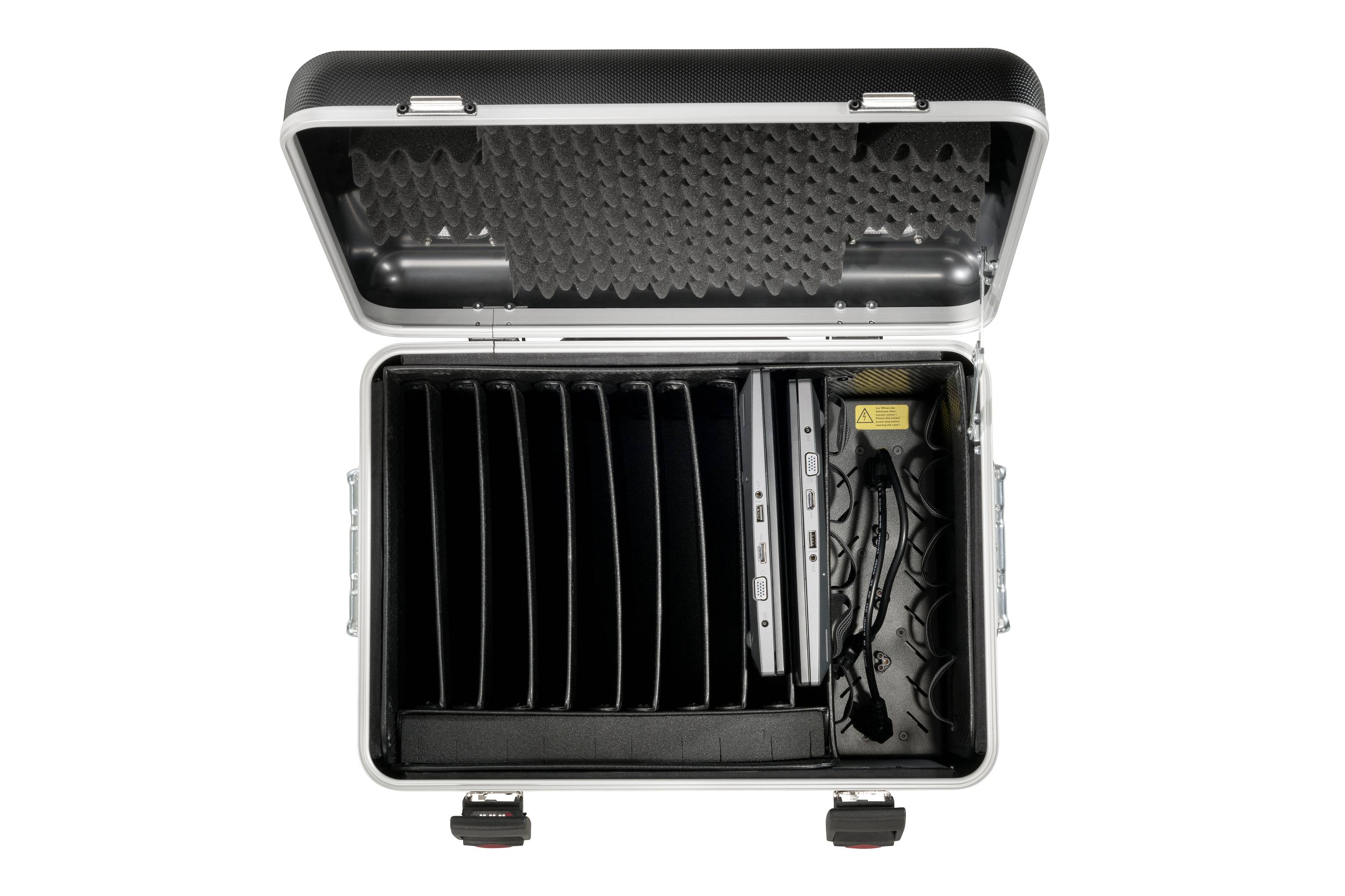 Valise ouverte avec plusieurs compartiments contenant des ordinateurs portables et des câbles ; mousse de protection dans le couvercle pour protéger les appareils.