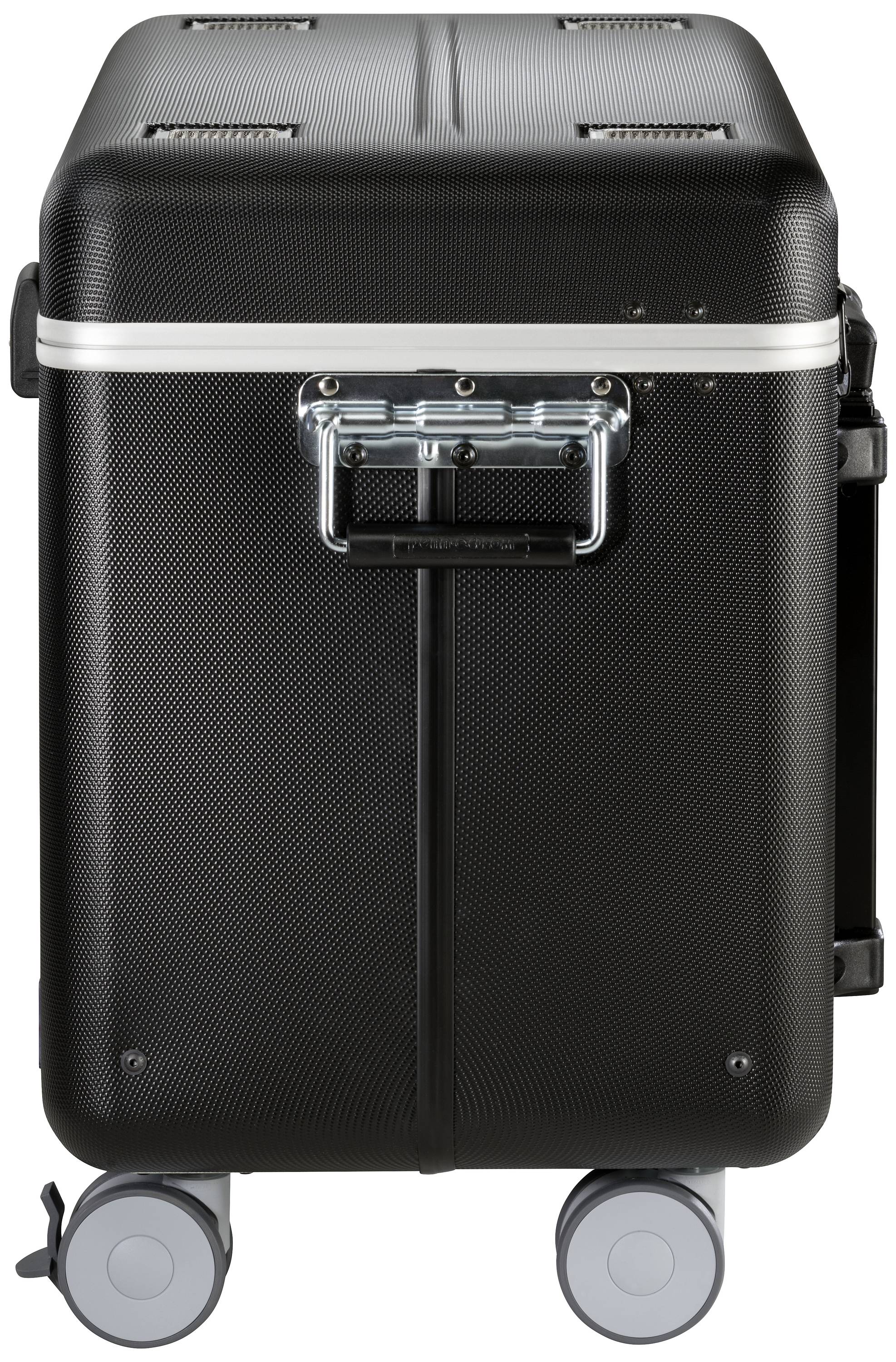 Une valise noire avec une poignée argentée et quatre roues. Elle est droite et présente une surface robuste et structurée.