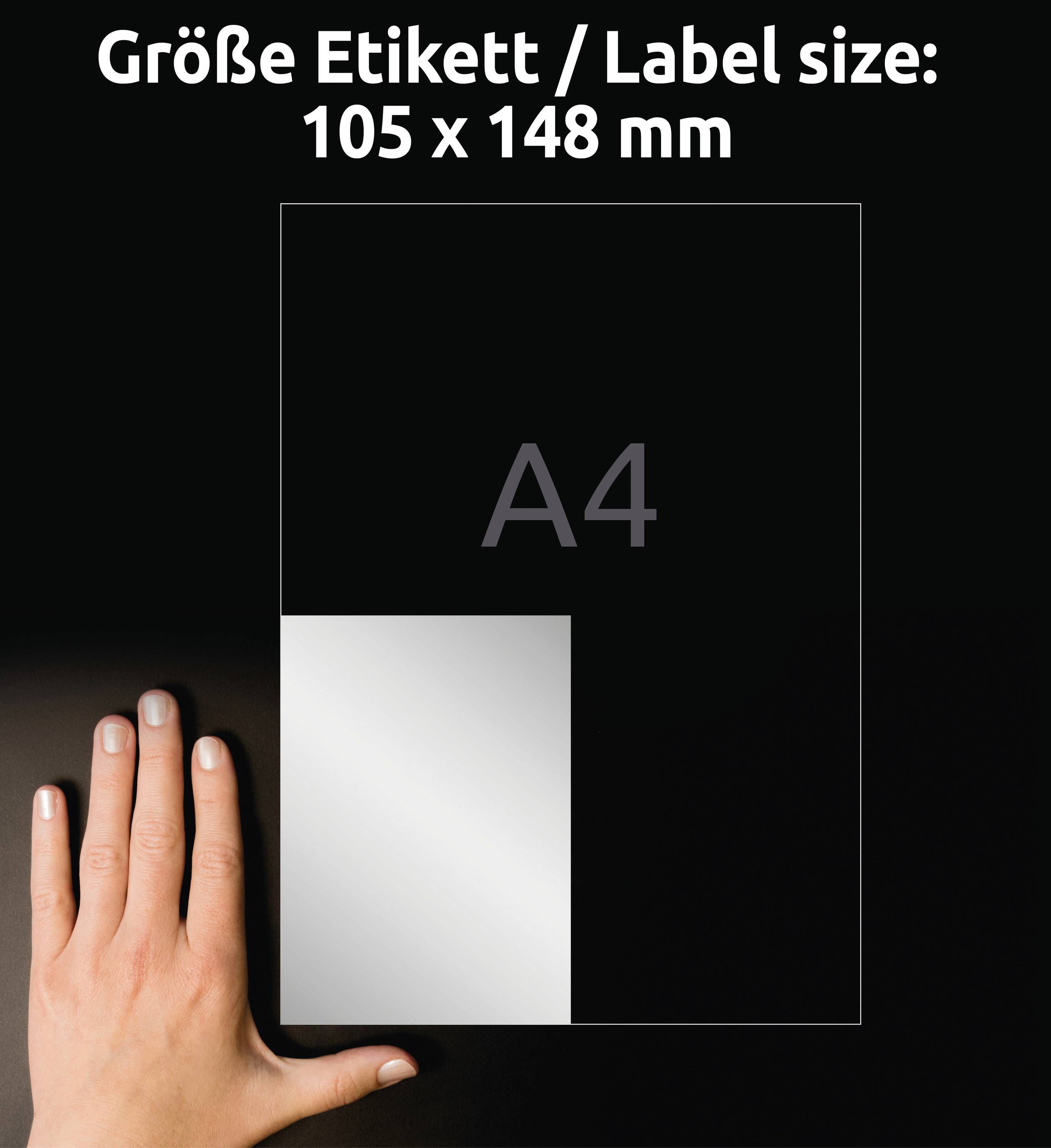 Une main compare la taille d'une étiquette (105 x 148 mm) sur une feuille A4.