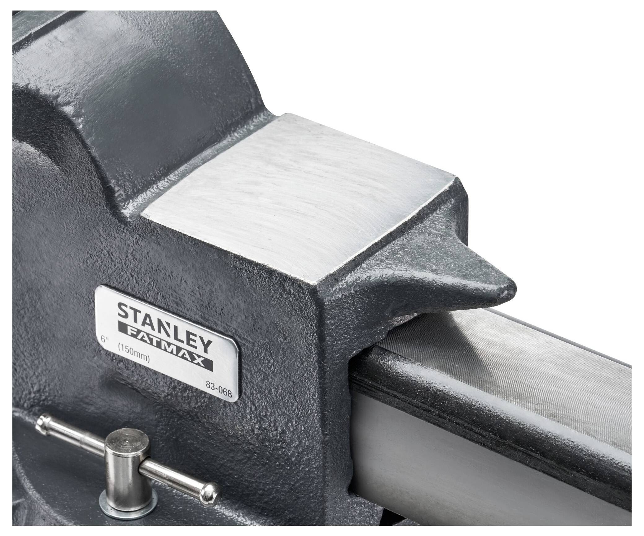 Gros plan d'un étau gris portant l'inscription 'Stanley Fatmax (150mm) 83-068', adapté aux applications d'atelier.