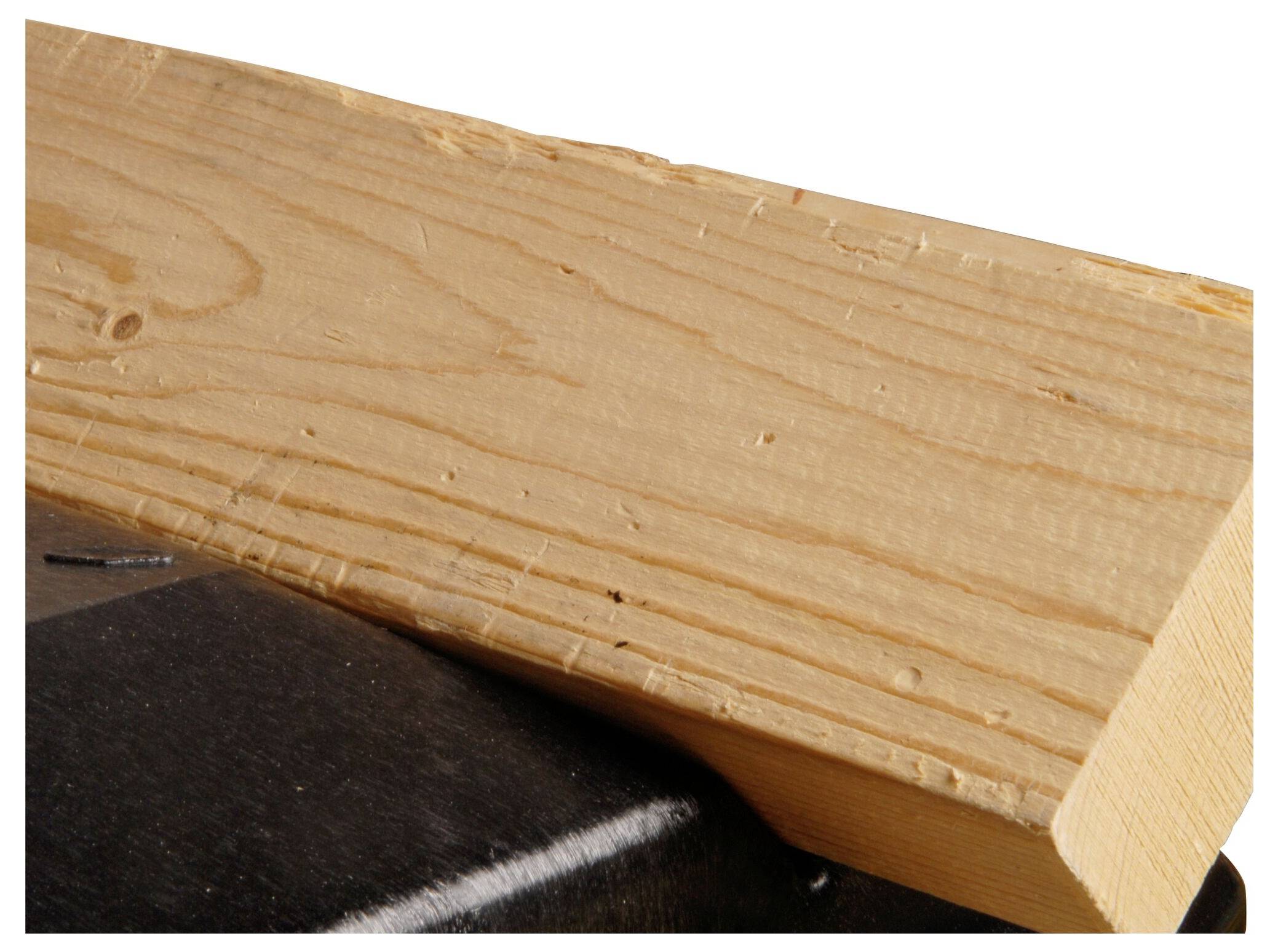 Une section d'une planche de bois avec un grain visible est posée sur une surface sombre.